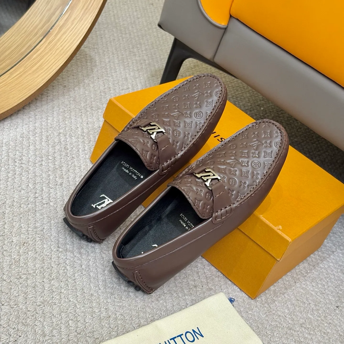 Men's men's shoes 💰420 (Yangli) LV 2⃣️0⃣️2⃣️5️⃣Spring and summer counter GLORIA series models ✈️Original factory special leather production, original last type. A classic driving slip-on casual shoe that shows an elegant style with exquisite craftsmanship details such as Monogram embossing all over the upper🌀Italian imported calfskin fabric Sheepskin foot pads➕Inside～Private mold replica sole Unique style Comfortable driving slip-on Size: 4-12 (38-46) Comes with [Counter packaging: original box, wrapping paper, card, instruction manual, shoehorn, cloth bag] No pressure to enter and leave the counter!